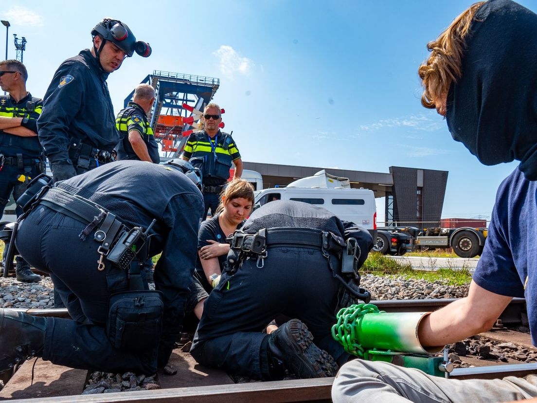 In juli ketenden demonstranten van Extinction Rebellion zich ook al vast aan het spoor op de Tweede Maasvlakte