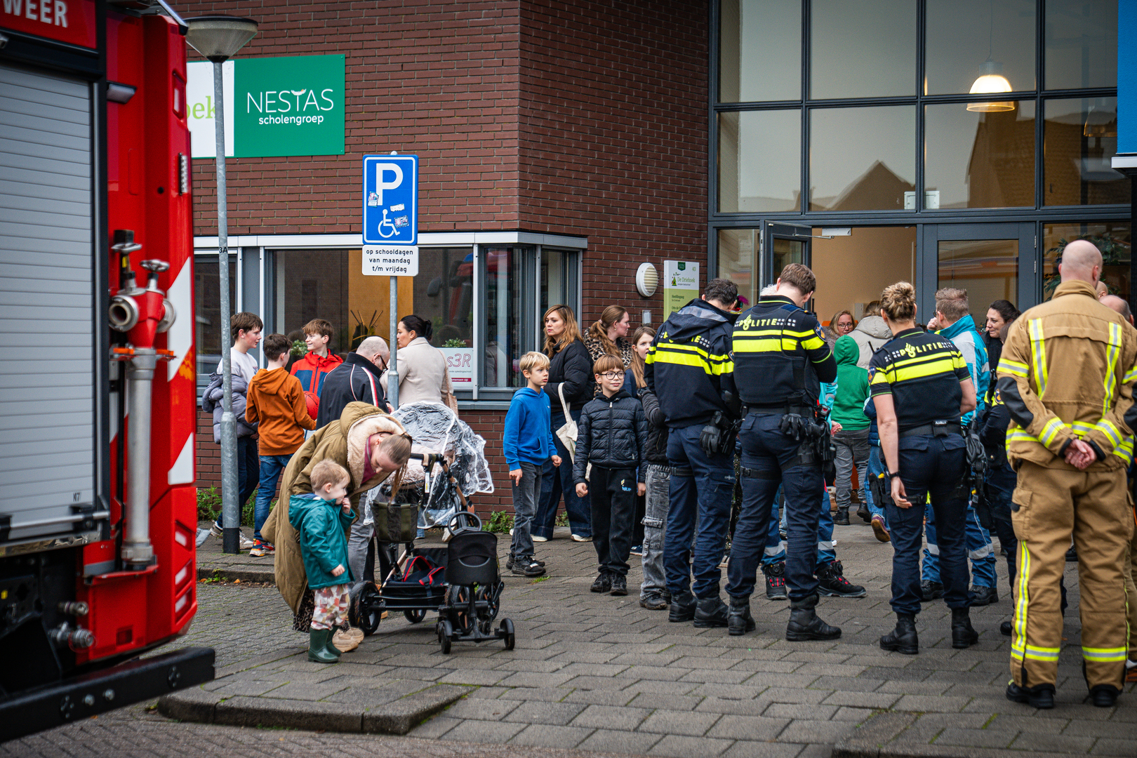 Ruim 240 schoolkinderen staan buiten.