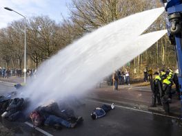 Waterkanonnen ingezet om demonstranten van A12 te halen