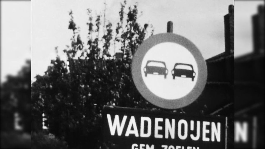 Niet inhalen op de dijk in Wadenoijen 1970!