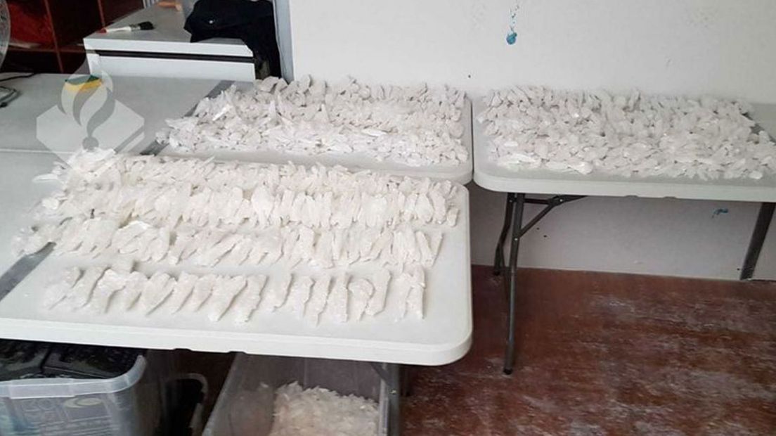 In een bedrijfspand in Wateringen heeft de politie naar schatting 400 kilo crystal meth gevonden