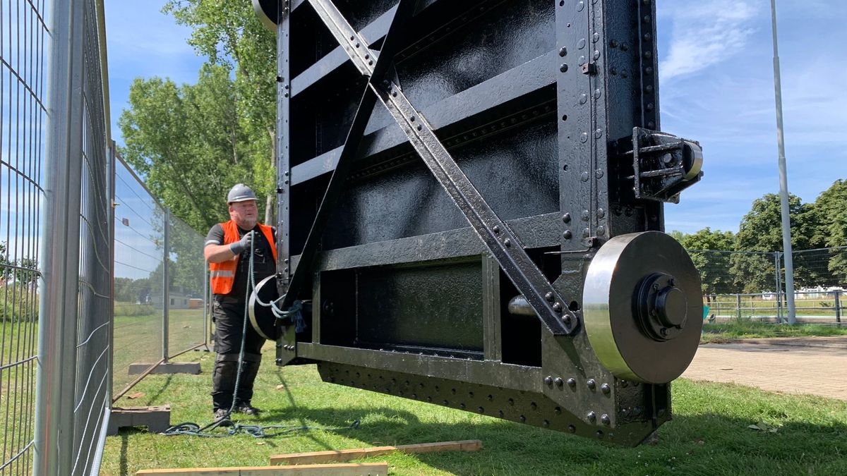 Vernieuwde schuif te groot voor sluis Linne