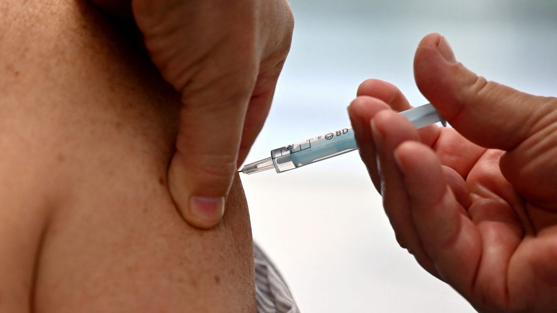 Een man krijgt een vaccinatie