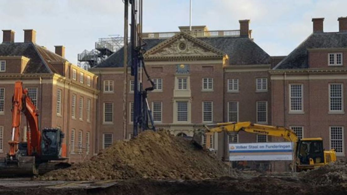 Romeinse munten, eeuwenoud aardewerk en graven uit de middeleeuwen zijn al gevonden bij de archeologische opgravingen bij Paleis Het Loo in Apeldoorn. Het voorplein van het gebouw wordt tot 10 meter diep afgegraven voor een ondergrondse uitbreiding en is nu het domein van archeologen.