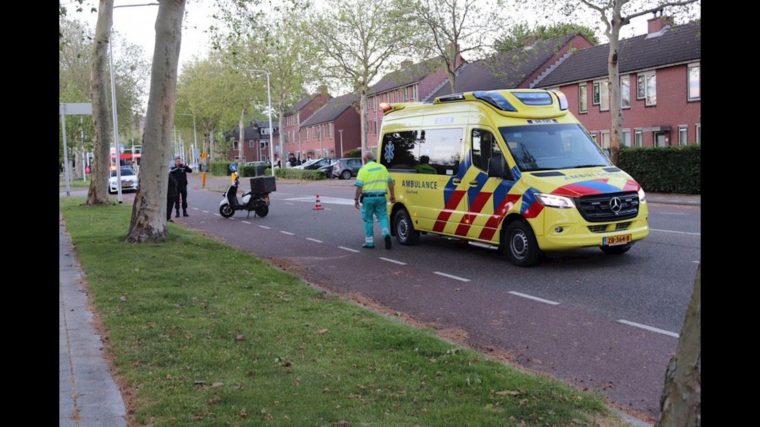 Auto rijdt door na aanrijding in Zwolle, scooterrijder gewond