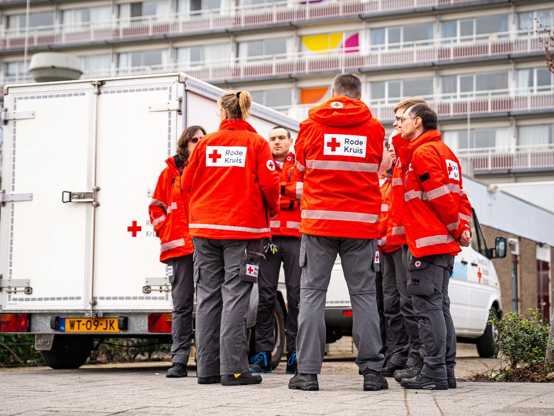 Hulpverleners van het Rode Kruis helpen bij het woonzorgcentrum.