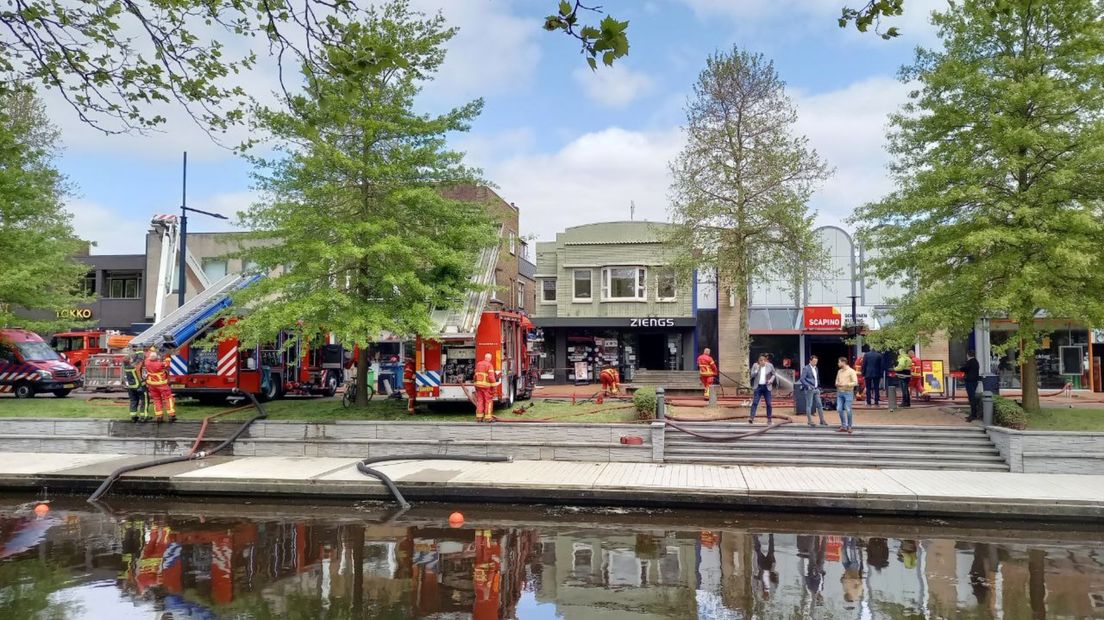 De brandweer gebruikt water uit het kanaal