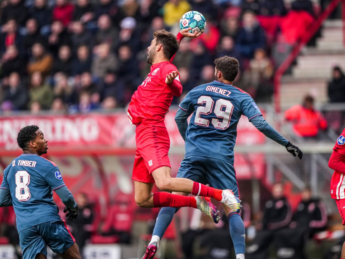 Robin Pröpper maakt hands namens FC Twente tegen Feyenoord