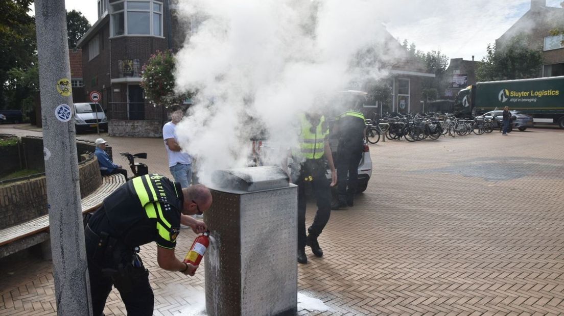 Politie blust brand in afvalcontainer