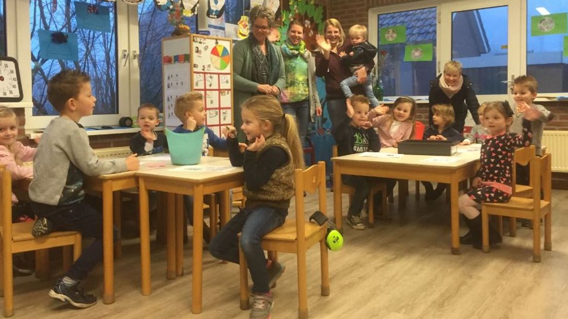 Opluchting en blijdschap deze dinsdagochtend op Basisschool Het Noordermerk in Noordeinde. Maandagavond kregen de ouders van de leerlingen te horen dat de piepkleine basisschool met 27 leerlingen openblijft.