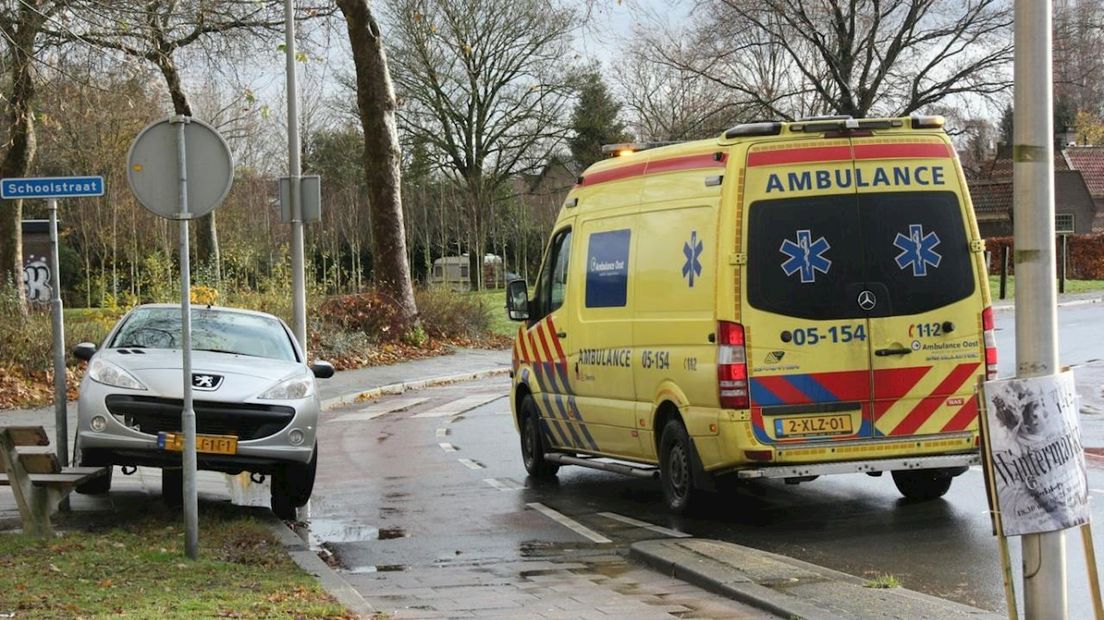 Auto botst op paaltje