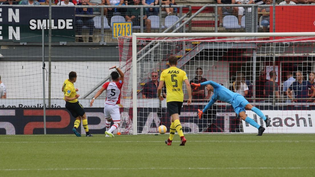 AZ scoort de 1-3. Uiteindelijk won de ploeg uit Alkmaar met 1-4 in Emmen (Rechten: Gerrit Rijkens)