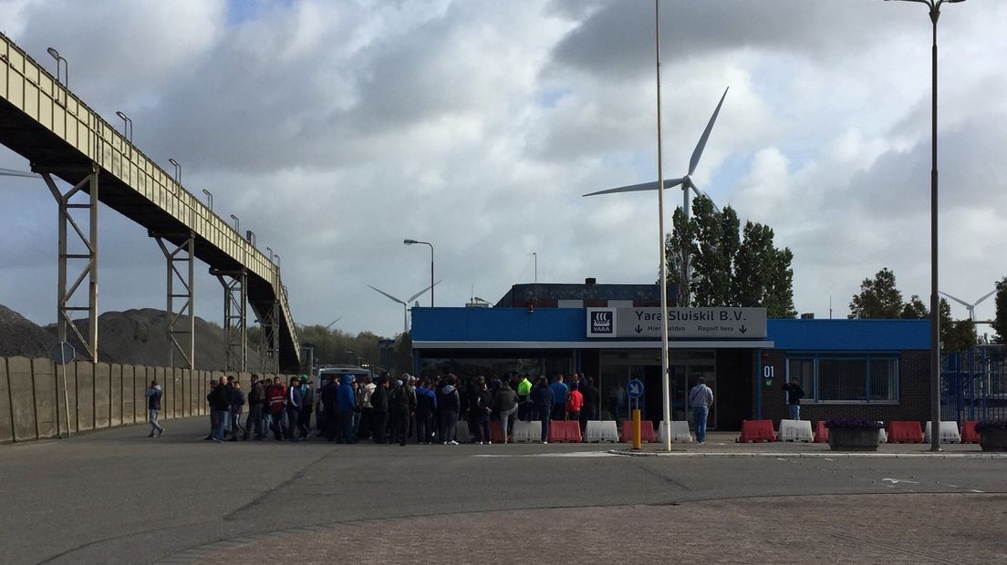 Zeker 75 medewerkers eisen geld op voor poort van Yara Sluiskil