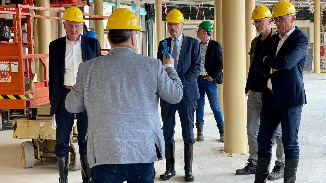 Remkes (l) op werkbezoek in de nieuwe Campus Eemsdelta