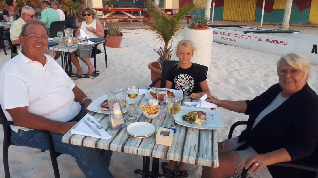 Jan Lamper met zijn vrouw en kleindochter op Aruba