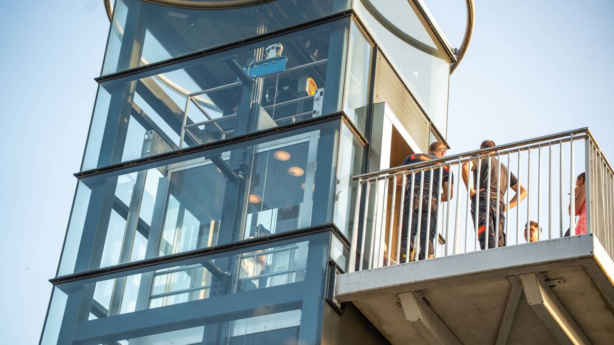 Twee personen bevrijd uit bloedhete stationslift