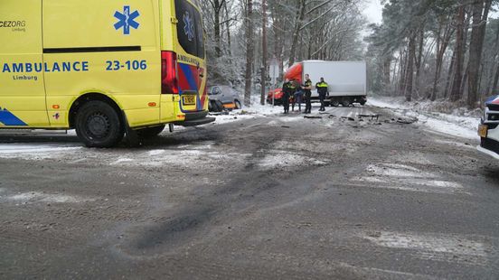 Gewonde bij aanrijding op beruchte kruising Altweerterheide. Gewonde bij aanrijding op beruchte kruising Altweerterheide.