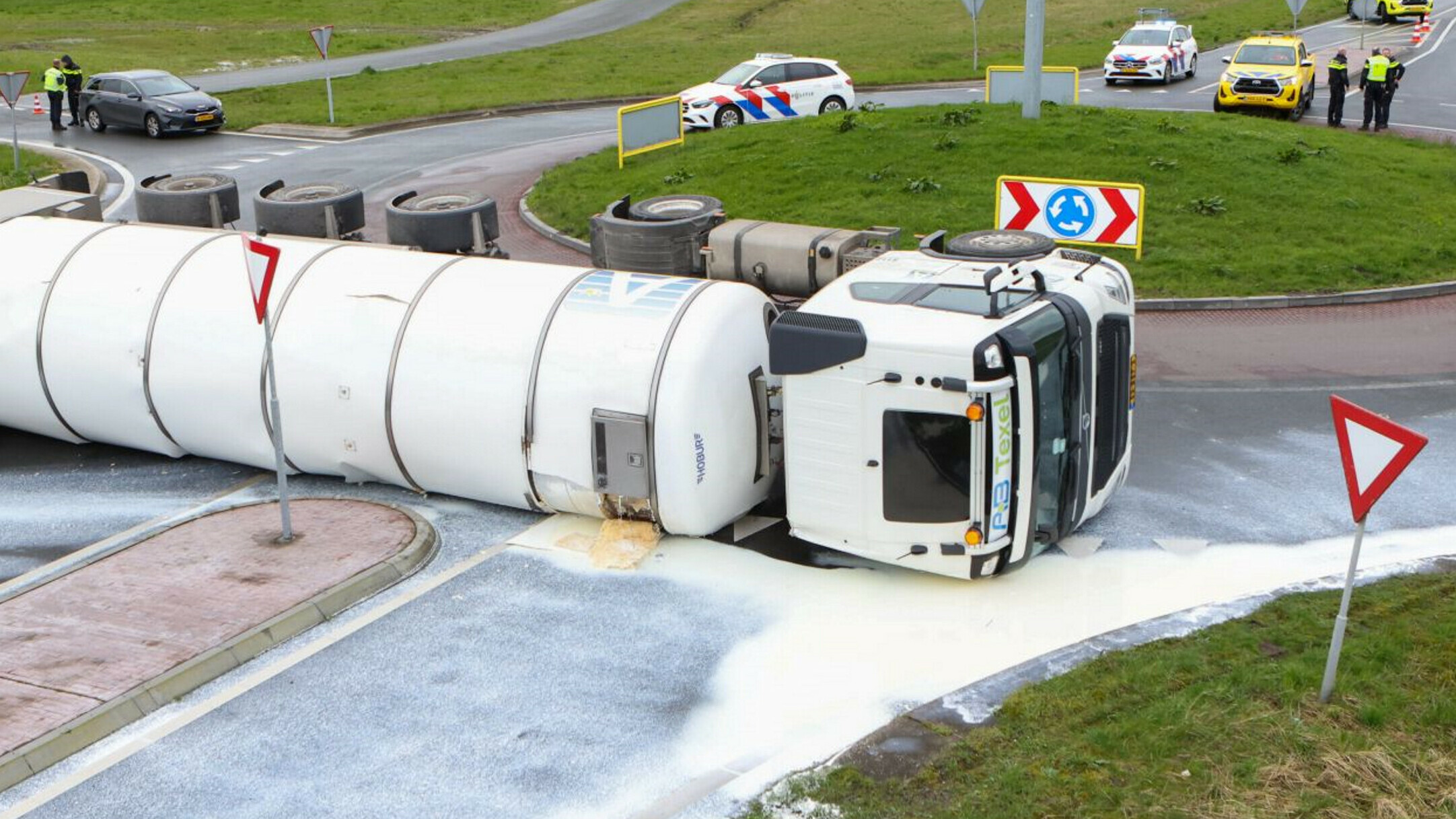 112-nieuws 24 maart: Melkwagen kantelt, weg en sloot kleuren wit