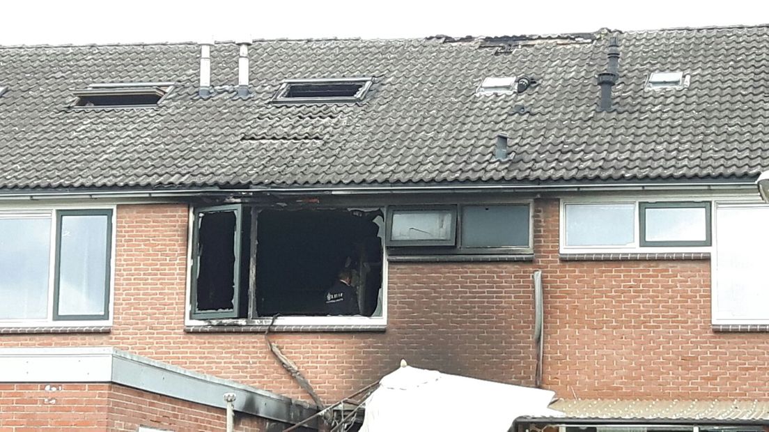 Ongeloof in de Doetinchemse Papaverstraat na de hevige woningbrand afgelopen nacht, waarbij een nog onbekend persoon om het leven kwam. De buurt merkte de brand pas laat op. Het huis werd gebruikt door een zorgorganisatie, zegt de buurt.