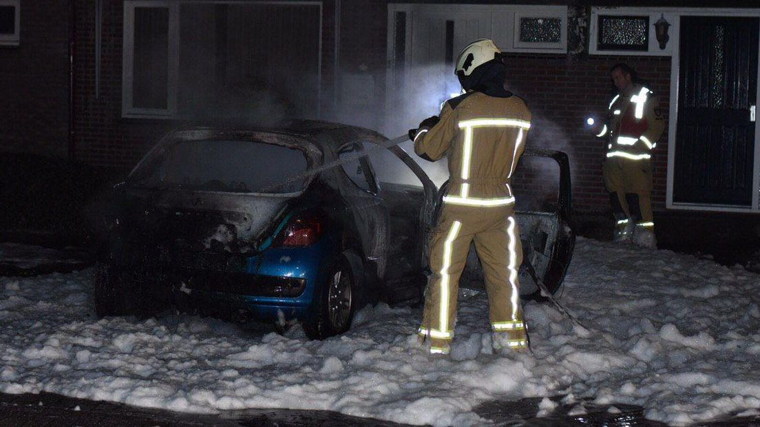 De auto brandde volledig uit (Rechten: De Vries Media)