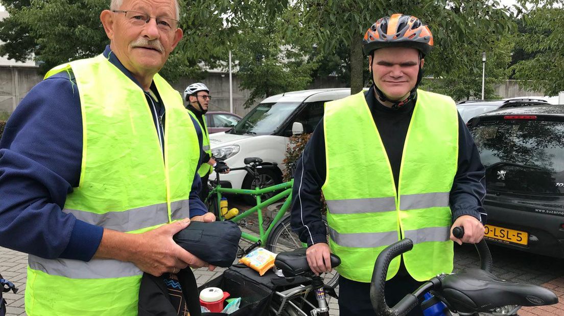 Jan Bakker (r) en Jan de Jonghe fietsen samen vandaag 60 kilometer (Rechten: RTV Drenthe/Hielke Meijer)