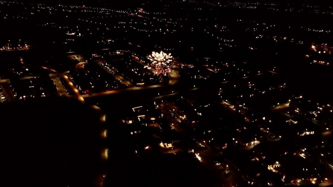 2020 is begonnen! Er werd in Gelderland geproost en veel vuurwerk afgestoken, maar tijdens de jaarwisseling vielen ook twee doden bij een flatbrand in Arnhem. Het gaat om een vader en zijn 4-jarig zoontje. Lees alles over oud en nieuw in Gelderland terug in ons liveblog.