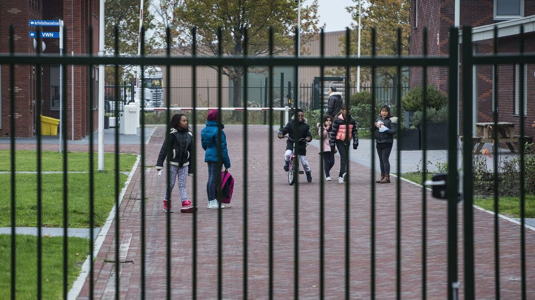 Een blik door het hek op het asielzoekerscentrum in Ter Apel.