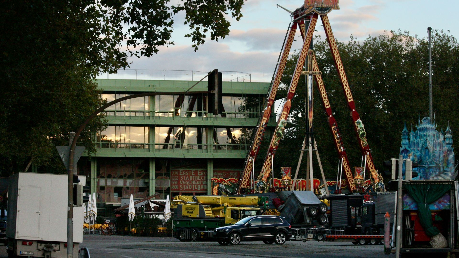 De kermis van Bocholt in opbouw voor het 'Rathaua' en winkelcentrum Arkaden.