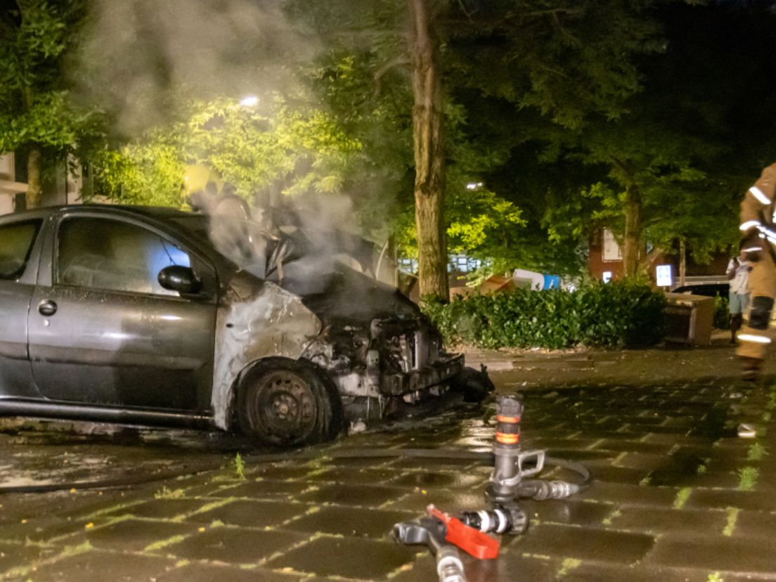 De auto vloog in brand op een parkeerplaats.