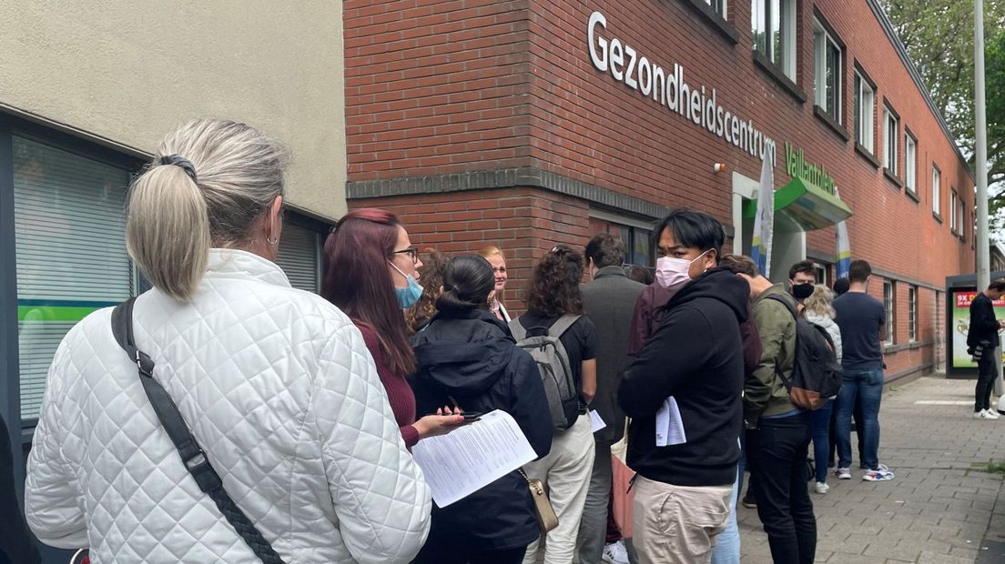 Vooral jongeren in de rij voor een Janssenprik