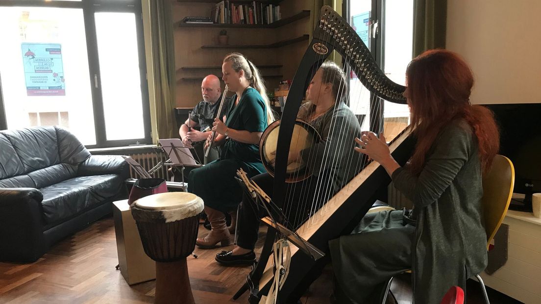 Harpiste Irmgard met haar band.