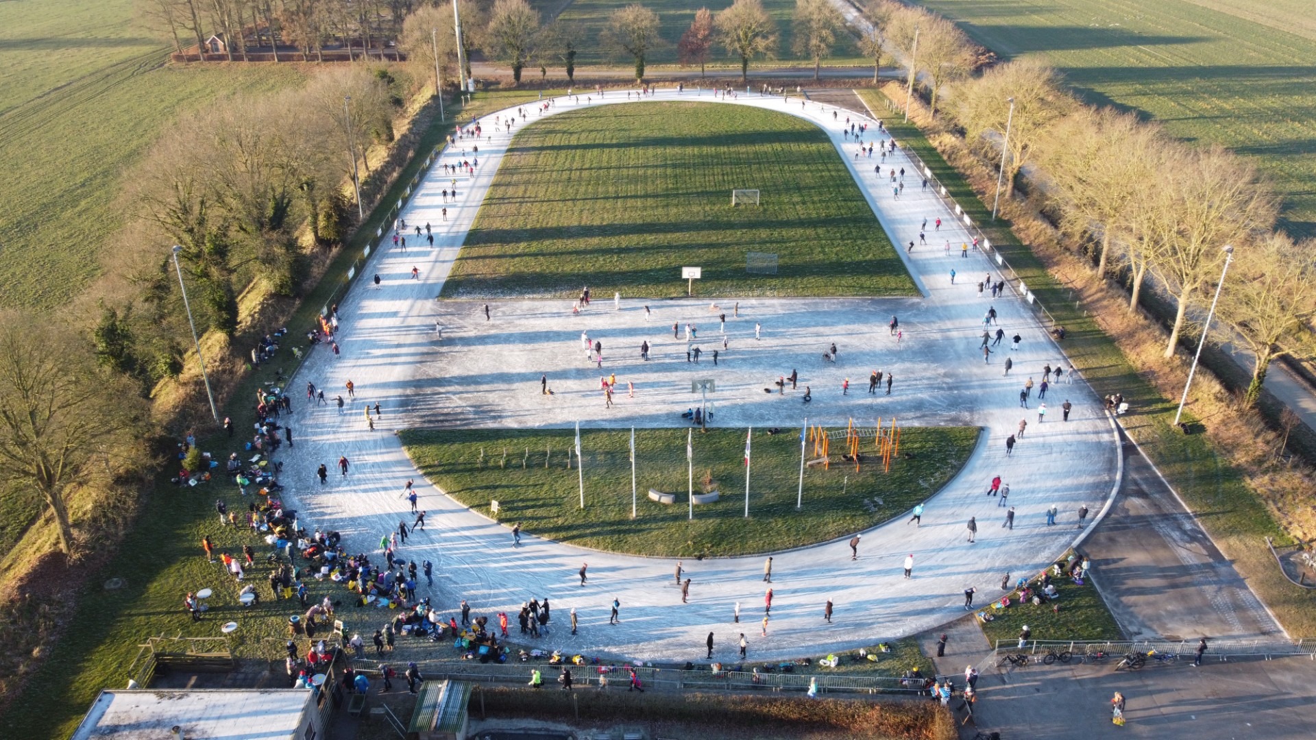 Volop schaatsbeleving in Noordlaren: 'Als je schaatst dan wil je ook een kop snert'