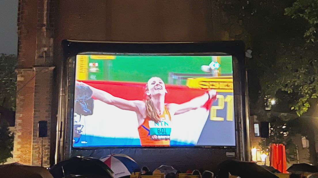 Femke Bol viert haar gouden medaille op de 400 meter horden op het WK atletiek.