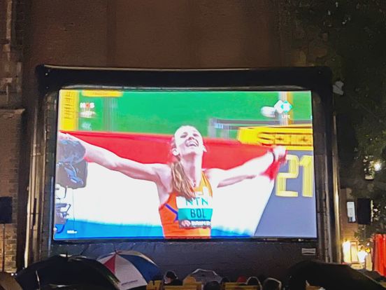 Amersfoort ziet stadsgenoot Femke Bol goud winnen op WK atletiek: 'Het hele plein juichte'