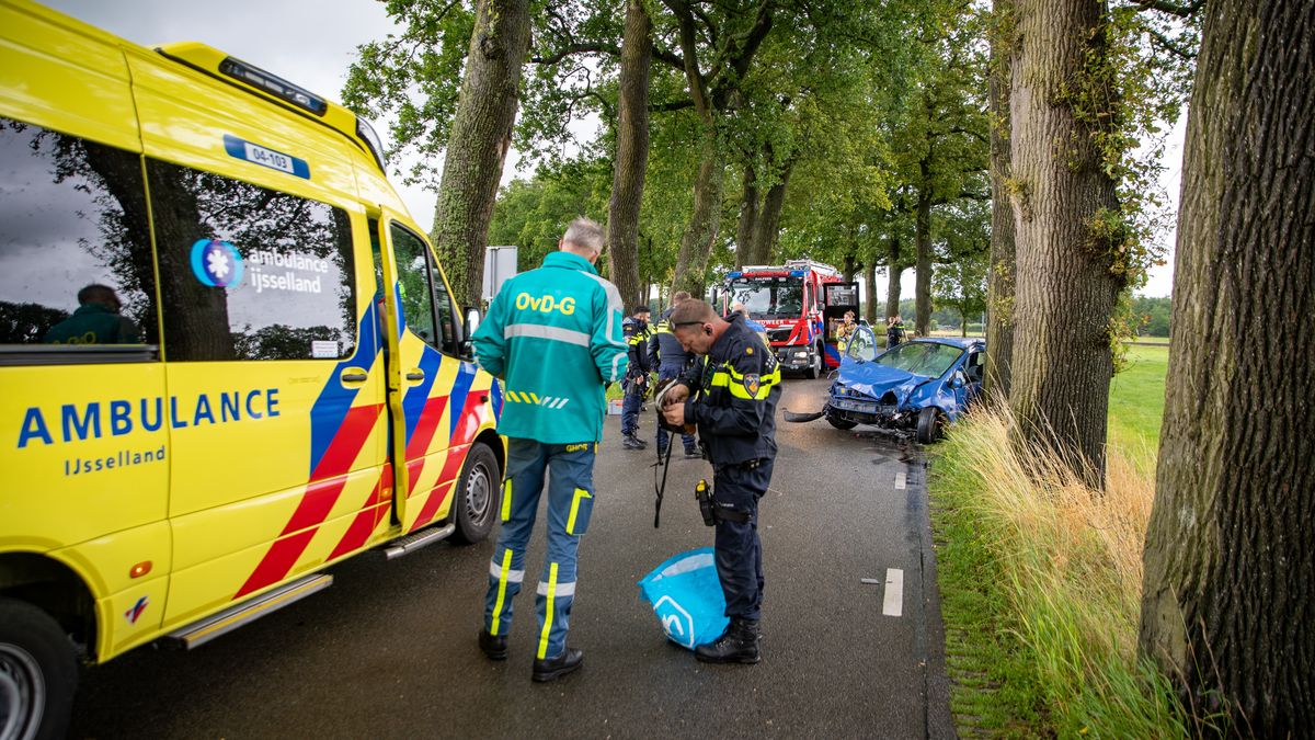 112: Nieuws: Auto knalt tegen boom in Dalfsen, bestuurster met spoed naar ziekenhuis