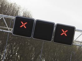 Glas op snelweg: lekke banden en tientallen boetes voor negeren rode kruizen