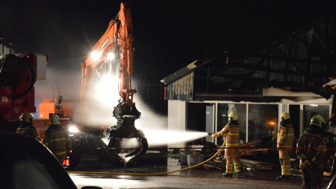 Er is weinig meer over van de afgebrande garage in Steenwijkerwold