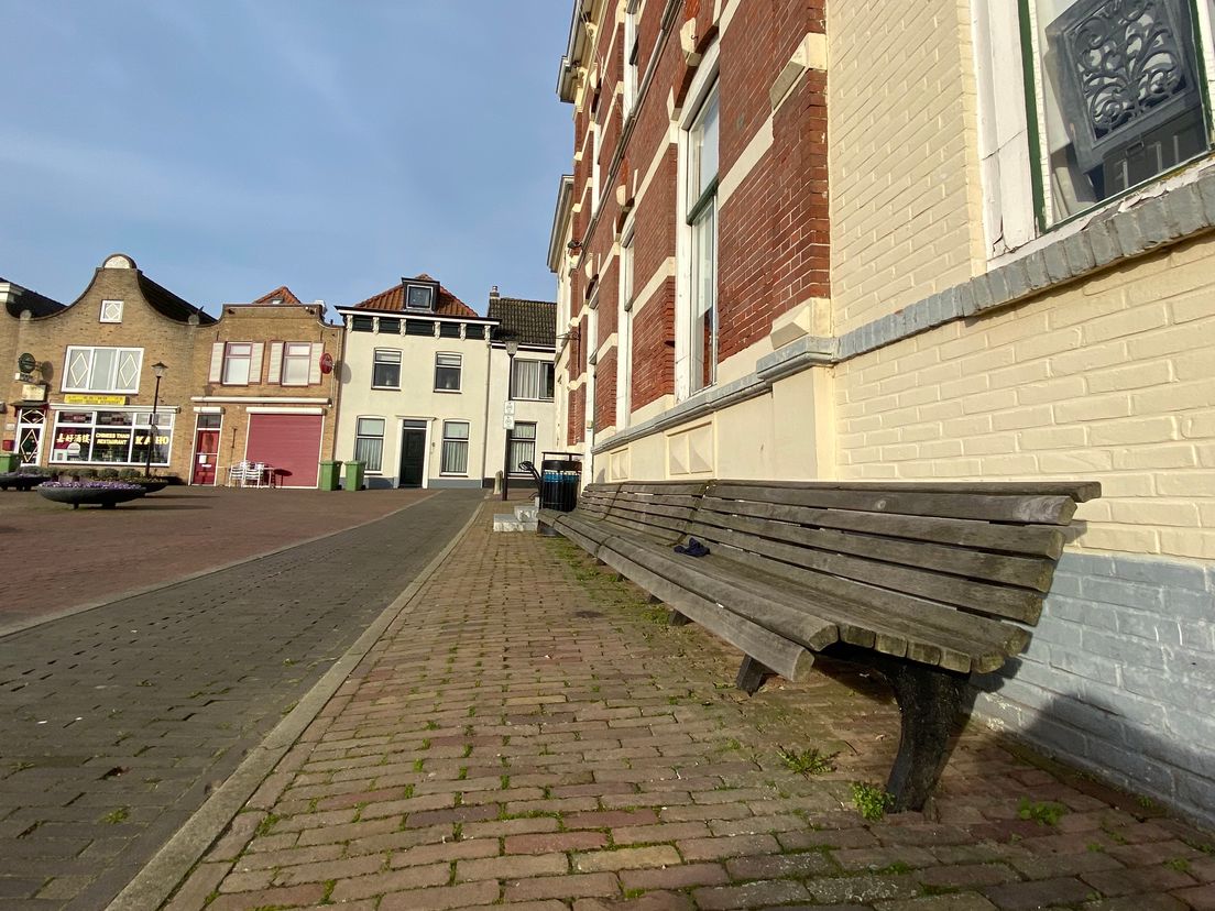 De bankjes aan de kaai in Oude-Tonge