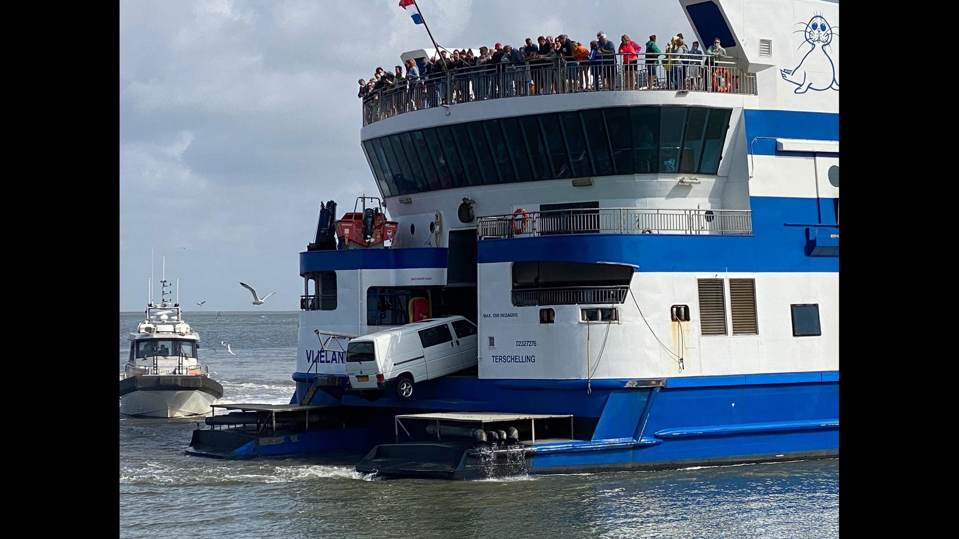 Een dubbeltje op z'n kant met bestelbus op veerboot De Vlieland - Omrop