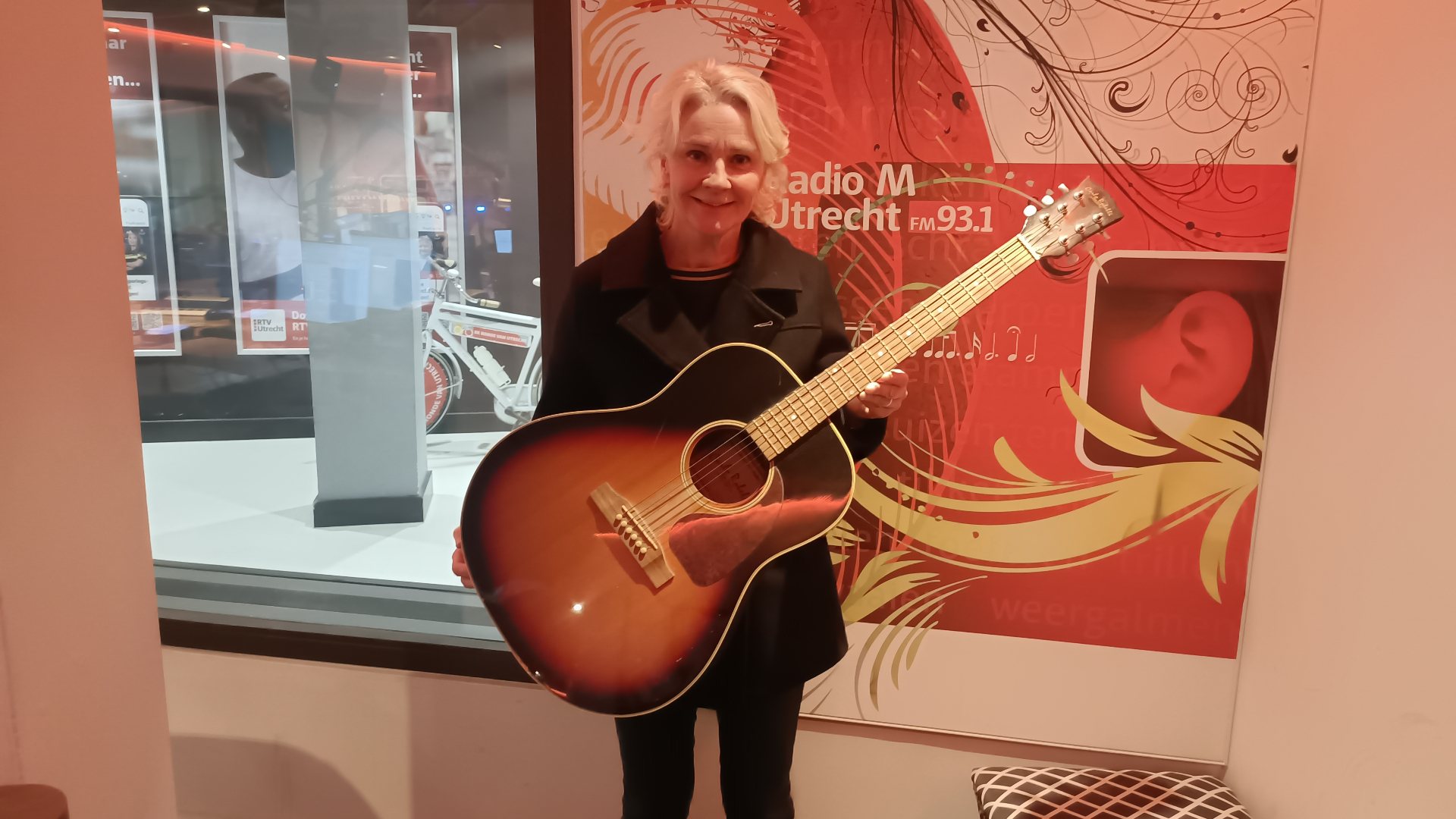 Even terugluisteren: Conny Kraaijeveld eert overleden zangeres Melanie