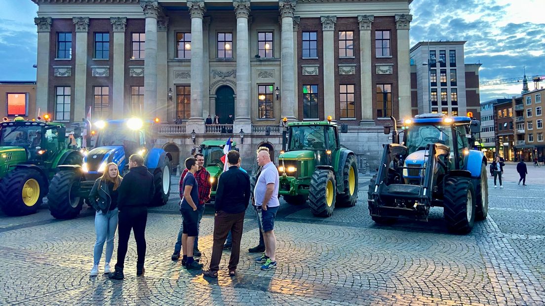 Een groep van zo'n dertig boeren en sympathisanten met zestien trekkers heeft zich woensdagavond verzameld op de Grote Markt