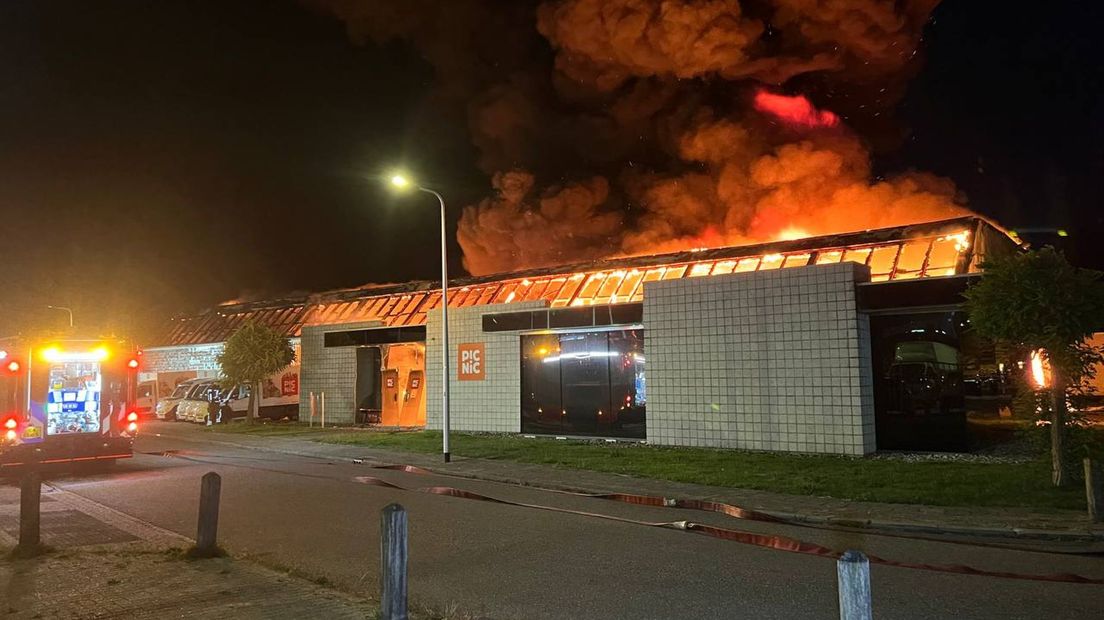 Het pand van boodschappenbezorger Picnic in Almelo staat in brand.
