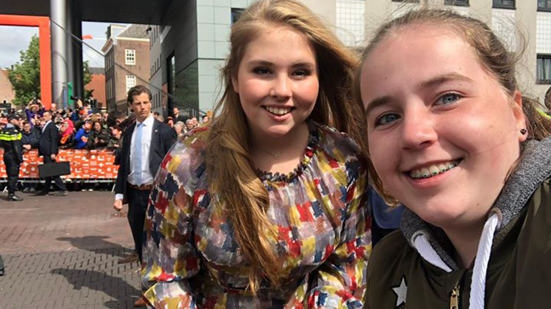 Anna Post maakt selfie met Amalia bij Koningsdag in Amersfoort.