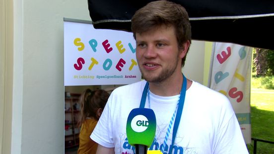 Joeri haalt duizenden euro's op met bizarre wandeltocht