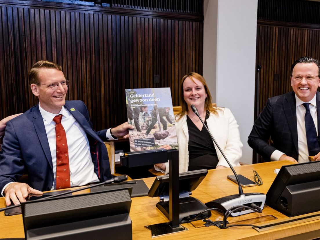 De coalitie in betere tijden, bij de presentatie van hun akkoord. Van links naar rechts: Rik Loeters (BBB), Daisy Vliegenthart (CDA) en Mark Smits (VVD).