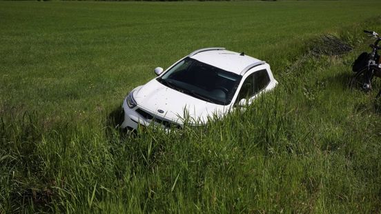 Auto in sloot • breuk na ongeval. Auto in sloot • breuk na ongeval.