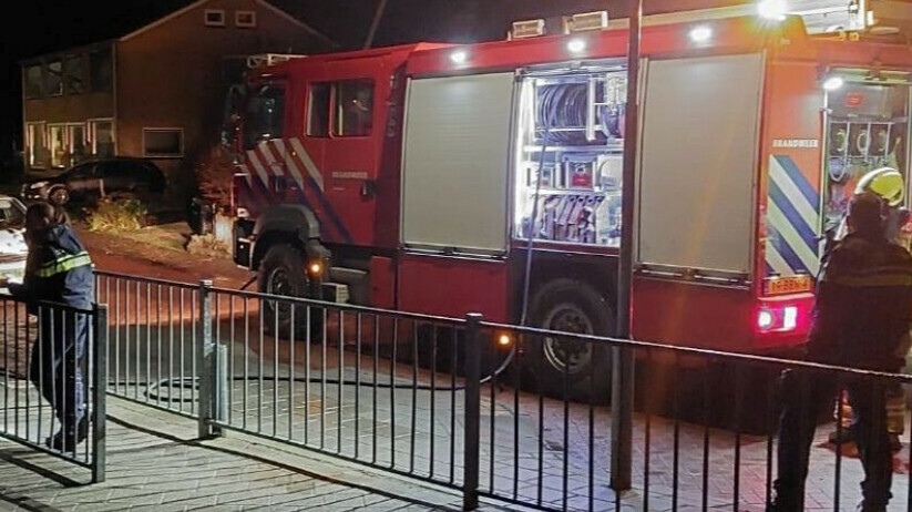 Autobanden in brand op schoolplein, omstanders voorkomen erger