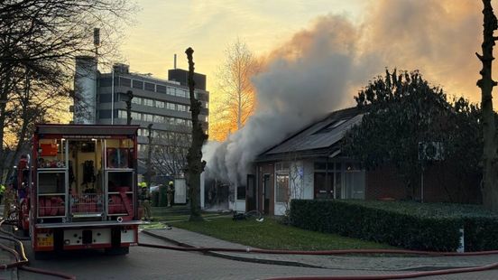 Seniorenwoning in vlammen op, bewoonster naar ziekenhuis