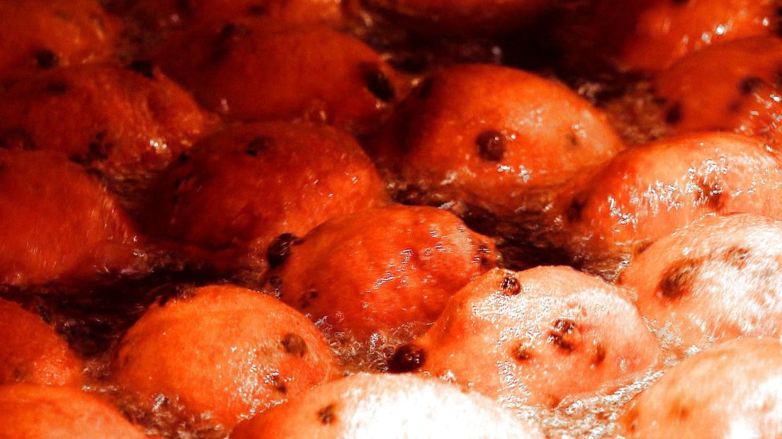 Oliebollen in het vet, archieffoto