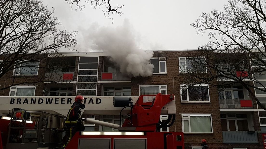 De brand woedt in een appartement